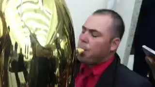 Sax contra baixo tocando na comunh&atilde;o