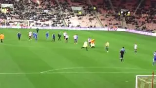 Sunderland Fan invades pitch and trolls Stewards Sunderland vs Chelsea HQ