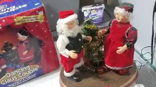 Gemmy Dancing Christmas Santa Claus Couple animated singing dancing