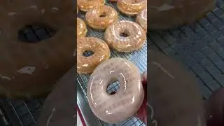 HOT HONEY GLAZED DONUTS 🍩!! #shorts #donuts