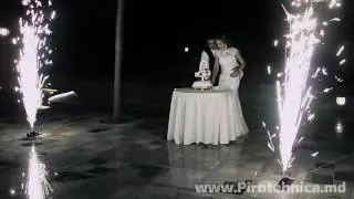 Prezentarea de tort cu fantani &icirc;n restaurantul Butoiaș