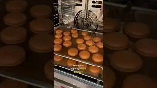 На каком режиме печь макарон на французской меренге #shorts #macarons