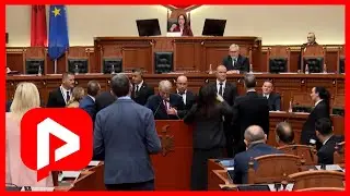 Kaos në Parlament: Berisha nuk lëshon foltoren, Garda në gatishmëri!