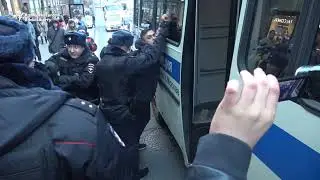 Police Arrest Protesters Rallying in Support of Russians Facing Extremism Charges