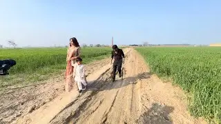 निक्की की ससुराल के खेतों में रील बनाते-बनाते गिरते-गिरते बचे 😂🌾