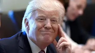 Senator mocks Cabinet members' praise of Trump