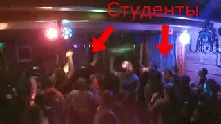 Вечеринка студентов - рок музыкантов