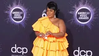 Watch Lizzo Arrive With the TINIEST Handbag | 2019 American Music Awards