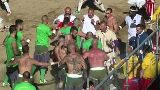 Il calcio storico fiorentino, fra botte e spettacolo