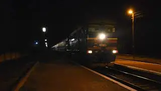 2ТЭ10УТ-0064 секция 'А' с пассажирским поездом Херсон - Киев прибывает на ст.Снигиревка