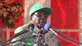Robert Mugabe : 33 ans de pouvoir et toujours pugnace
