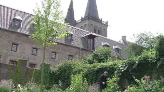 Im Garten mit Weihbischof Theising