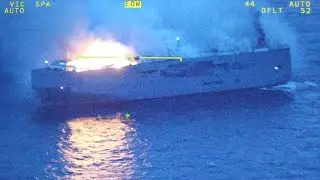 Cargueiro com 3.000 carros a bordo arde ao largo dos Pa&iacute;ses Baixos