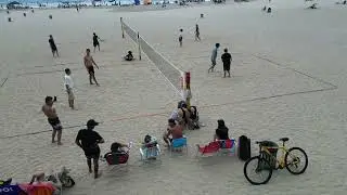 Sandy Pickle (Beach Pickleball) une-se aos jogadores de beach tênis em Balneário Camboriú, Brasil.