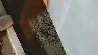 zand cement vloer aanbrengen in badkamer met draingoot