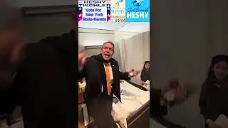 Хеши Тишлер и семейная группа развлекают пациентов реабилитационного центра.