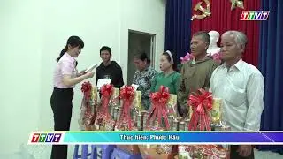 Ng&acirc;n h&agrave;ng ch&iacute;nh s&aacute;ch x&atilde; hội Ch&acirc;u Đốc trao qu&agrave; tết cho gia đ&igrave;nh ch&iacute;nh s&aacute;ch v&agrave; gia đ&igrave;nh c&oacute; ho&agrave;n cảnh 
