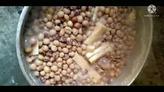 faça  essa mistura de mandioca e feijão( prato típico da zona norte de Moçambique )