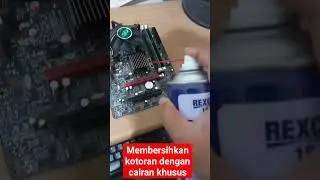 Membersihkan barang elektronik/motherboard dengan cairan khusus