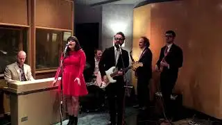 Bloody Holly - Gimme Little Sign
