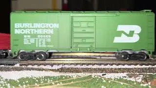 Грузовой поезд проезжает на повороте в масштабе НО! HO scale train goes around the turn!