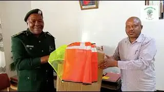 TANAPA YAKABIDHI VIAKISI MWANGA 1000 KWA MKUU WA WILAYA YA BUNDA