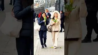 Giving flowers to strangers #flower #foryou #happy #surprise #tiktokusa #roses