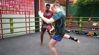 Кенду Ирвинг рассматривает набедренные накладки Fairtex TP4 | Максимальная защита для бойцов!