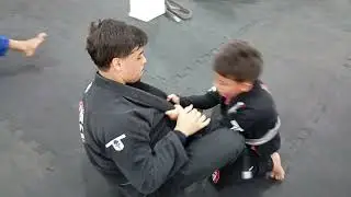 O jiu-jitsu não ensina só golpes…Ensina respeito, disciplina, autocontrole e confiança.