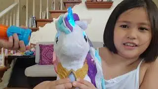 Ramona the Unicorn shows us how to play with Myla the Unicorn