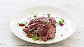 Controfiletto di cervo in salsa di mirtilli | Chef Massimo Spallino | Saporie