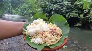 Membuat mulsa dari pohon pisang dan msak mie di sungai