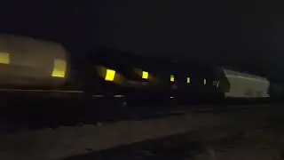 Грузовой поезд с манифестом, следующий на юг, с CN ES44DC CN AC44C6M (бывший BNSF C44-9W) и CN C4...