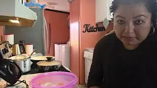 preparando tortitas de ejotes empanizados 