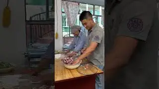 炎热的夏天，吃上一碗凉凉的黄面烤肉，太舒服了。如果你有机会来新疆，一定不要错过这道美食。#新农人计划2023 #乡村守护人 #黄面烤肉 #这个夏天#万物皆可挂闲鱼