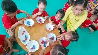 Xâu vòng màu xanh, màu đỏ tặng cô giáo - Trường mầm non Tuổi Thần Tiên.