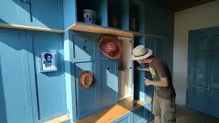 Country side style kastenwand in boerderijwoning geplaatst