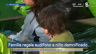Familia regala audífono a niño damnificado