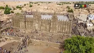 La grande mosquée de Djenné : une tradition de crépissage millénaire perpétuée.