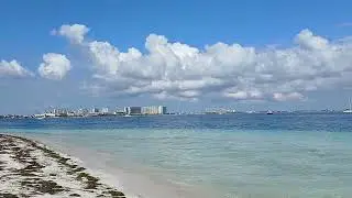 Mar tranquilo y nubes majestuosas hoy en cancun