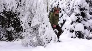 Pomalé tiché video. Vaření v krásném zasněženém lese.
