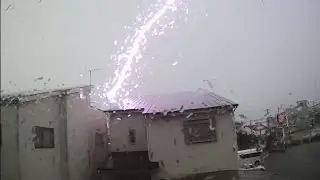落雷の瞬間【音量注意】近すぎてビックリした　危険な雷　家電破壊