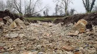 Mise en eau du nouveau lit du ruisseau de Marcé après travaux de reméandrage