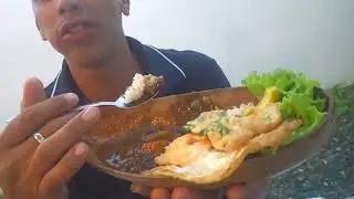 Comiendo de antojo Arroz concon  habichuela negra huevo frito y lechugas 