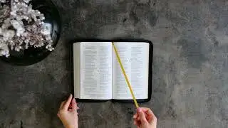 Santa Biblia NBLA, Ultrafina, Letra grande, Leathersoft&copy; Negra con cierre.