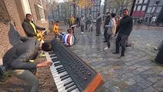 (Modern Warfare II) Street performers in Amsterdam play a cover of Billie Eilish - Bad Guy