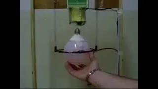 Levitazione magnetica di una lampadina