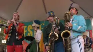 Mucca Pazza plays 