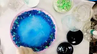 Crystal resin dish using a druzy crystal mat insider. #geode #fireglass #resinartist #diy #crystals