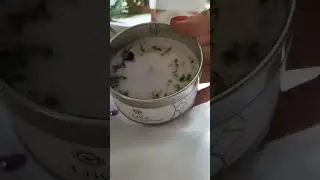 Pr&eacute;sentation d'une bougie parfum&eacute;e incrust&eacute;e de pierres naturelles quartz rose